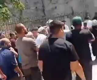 עימותים פרצו ליד הר הבית; שלושה שוטרים נפצעו מאבנים