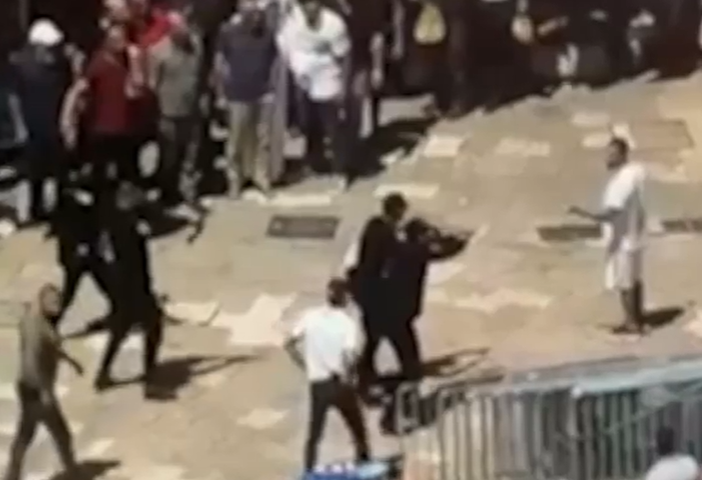 המשטרה מפרסמת תיעוד: מעצר החשוד עם הסכין בירושלים