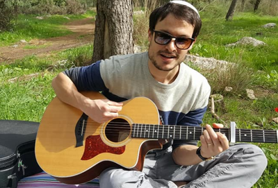 אורן ברג בסינגל חדש: "עומד בתפילה"