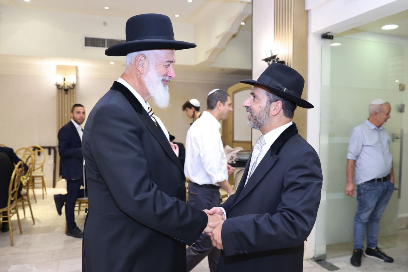 רבה של יקנעם השיא את נכדו בבני ברק | צפו בגלריה