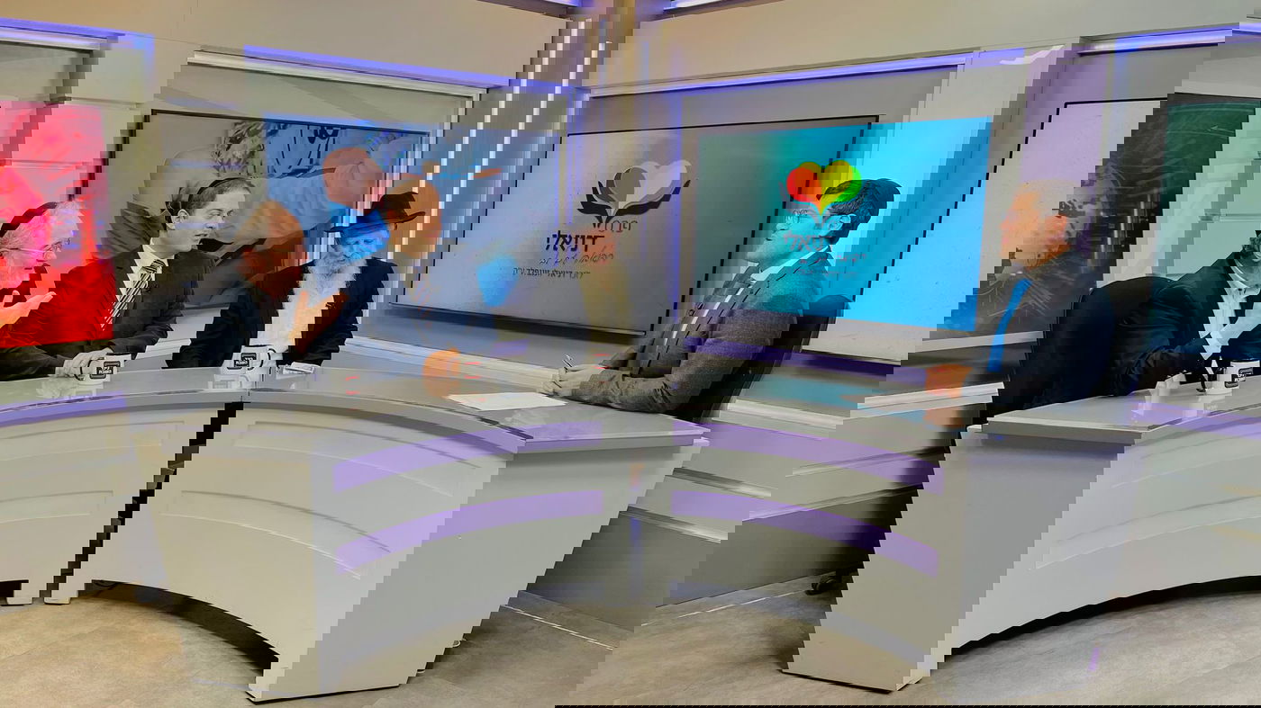 משמאל לימין: הר' מוטי זוננפלד, ד"ר זקי הרצליך, ד"ר טל ניר בראיון באולפן כיכר השבת אצל משה מנס