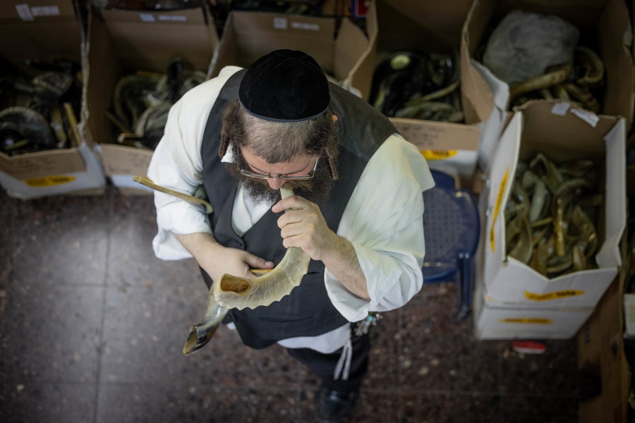 כך בודקים את השופרות לפני ראש השנה | תיעוד ממאה שערים