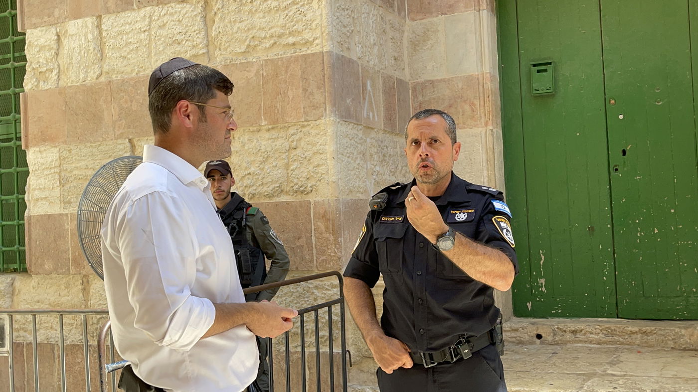 ליד שער הכניסה להר הבית הסמוך לכותל הקטן