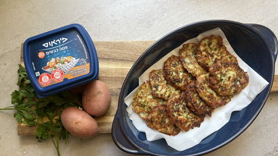 לביבות התפוחי אדמה מקבלים טוויסט חלבי נוטף גבינות