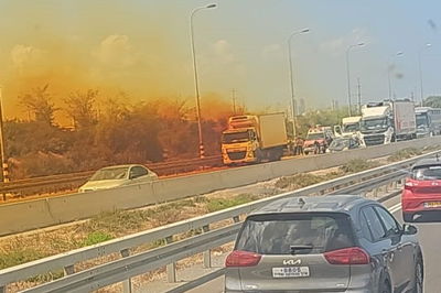 המשאית והעשן הכתום