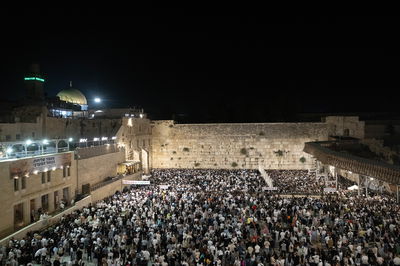 הכותל הומה אדם