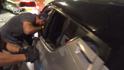 תיעוד דרמטי: החשודים בגניבת כלי הרכב מופתעים ונעצרים