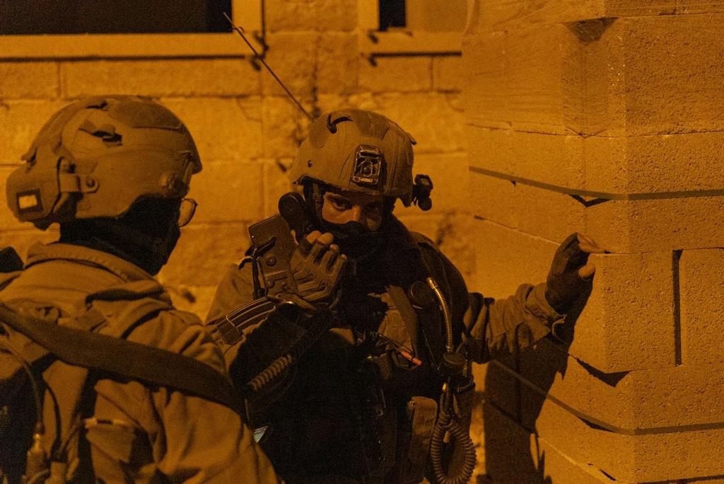 כוחות הביטחון עצרו 16 מבוקשים והחרימו אמצעי לחימה