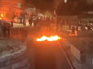 ראש עיריית בית שמש חולצה לאחר שהמוני קיצונים ניפצו את שמשות רכבה בזמן סיור