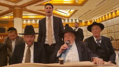 תיעוד מרגש: הרב אורי אזרחי עם ניגוני התפילות בראש השנה