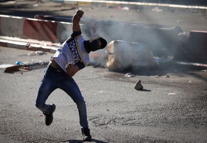 פלסטיני מיידה אבנים. אילוסטרציה