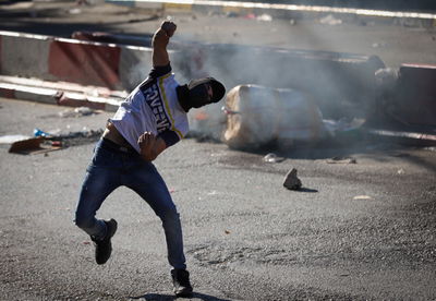 פלסטיני מיידה אבנים. אילוסטרציה