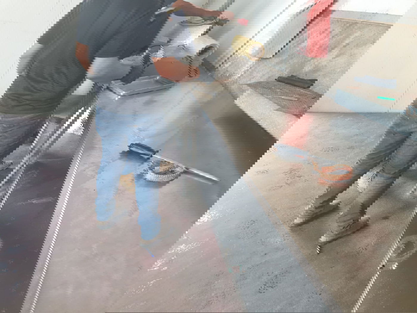 השוטרים הופתעו: 100 ראשי כבש ו-230 ק"ג בשר בבית מטבחיים פיראטי 