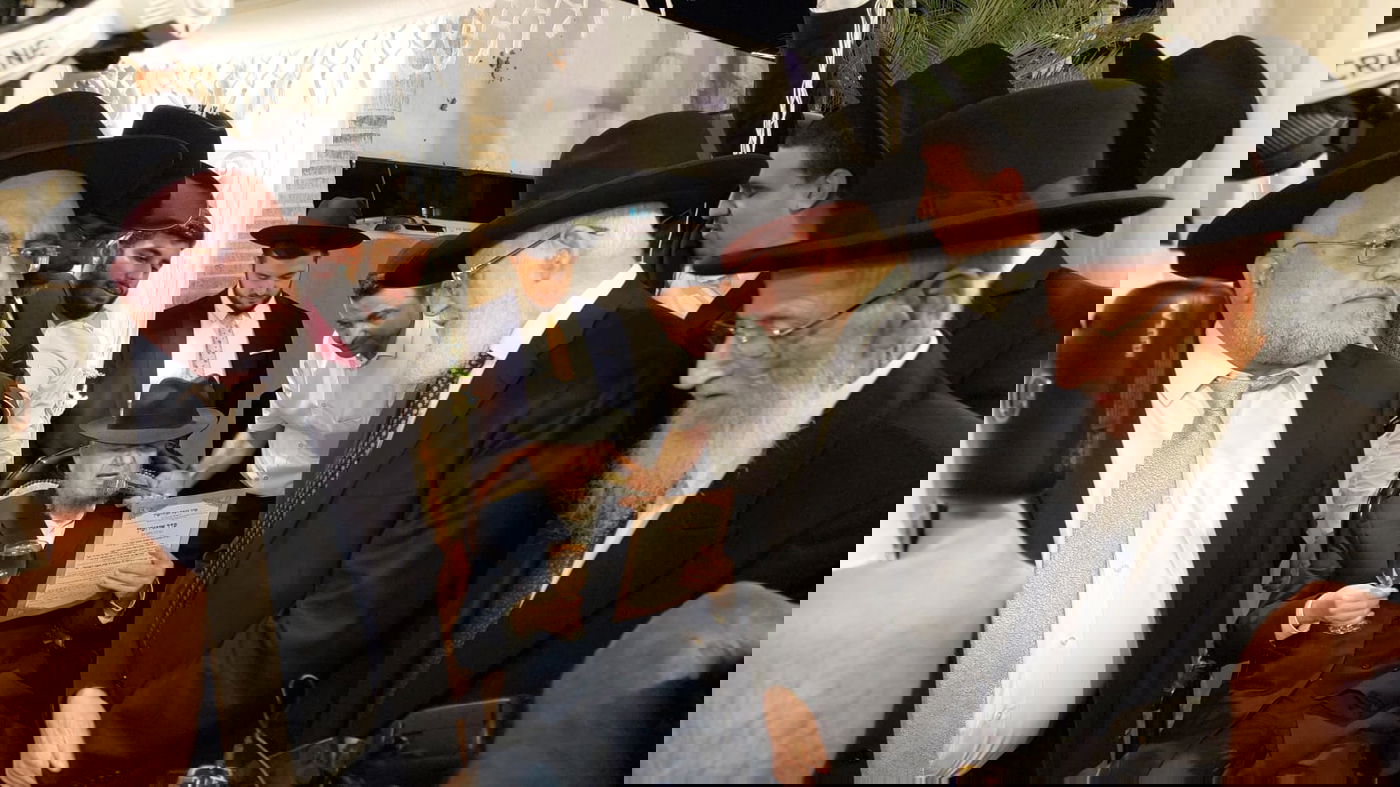 נכדו של הגר"מ מאזוז התחתן, ראש הישיבה כובד בסידור חופה 