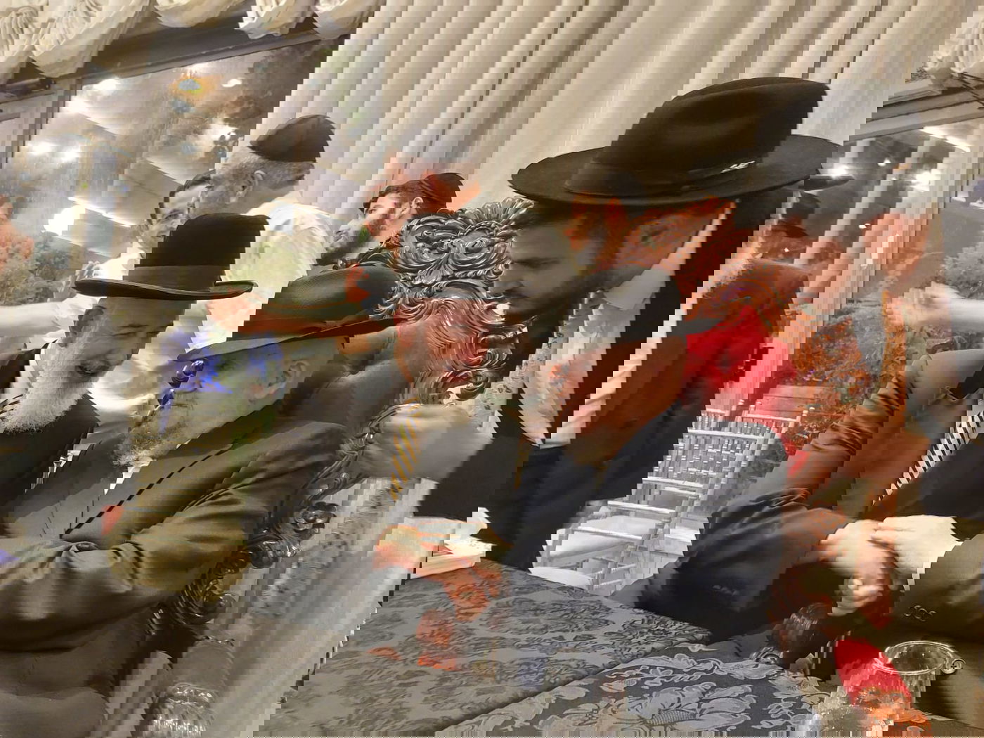 נכדו של הגר"מ מאזוז התחתן, ראש הישיבה כובד בסידור חופה 