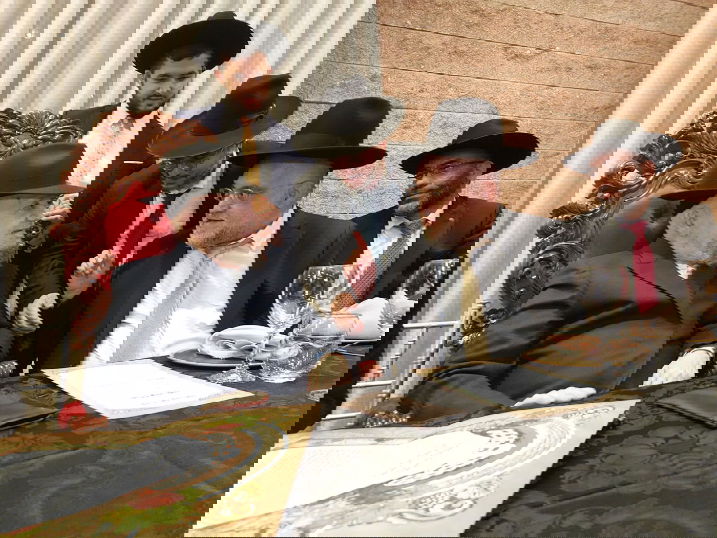 נכדו של הגר"מ מאזוז התחתן, ראש הישיבה כובד בסידור חופה 