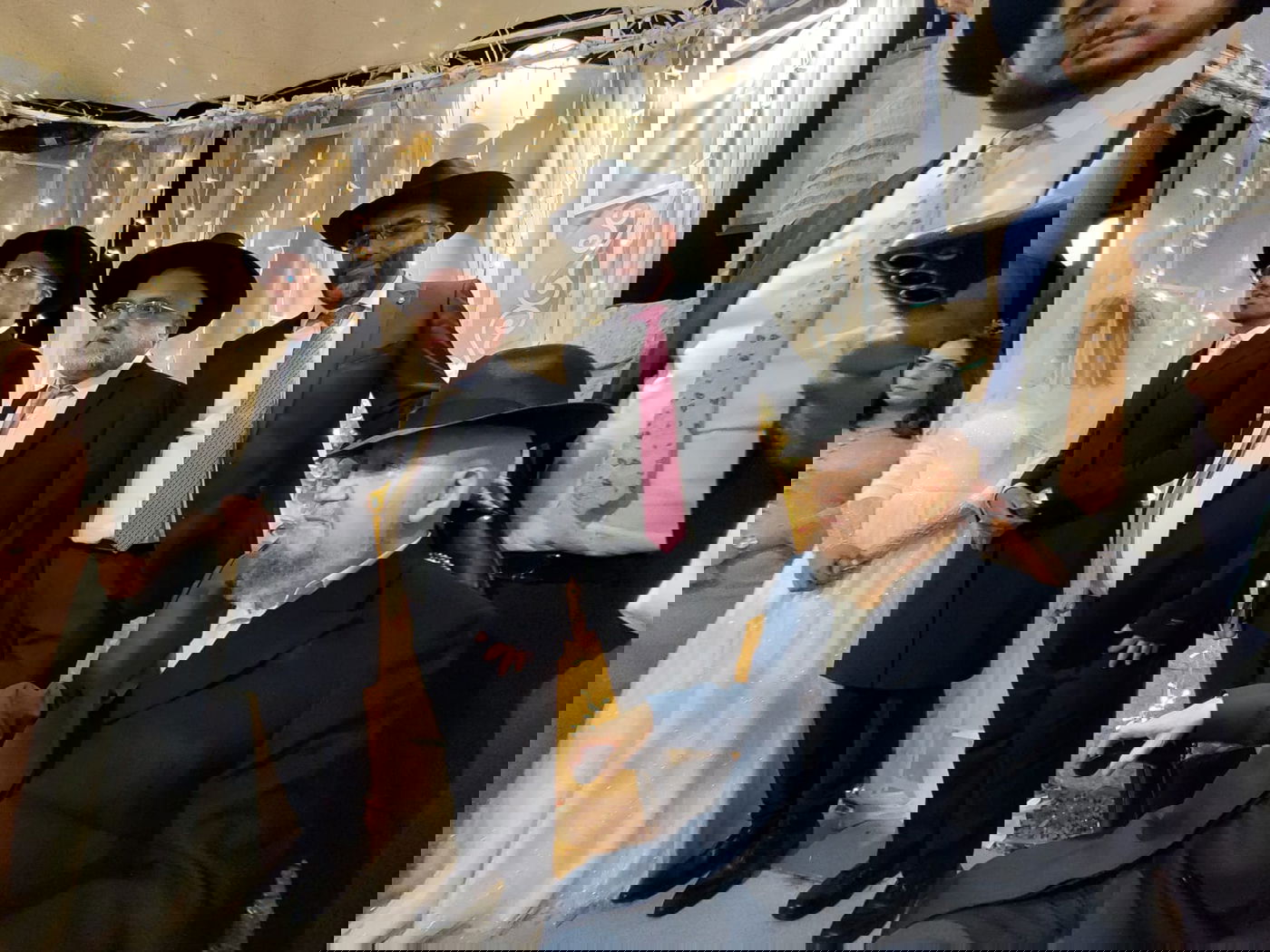 נכדו של הגר"מ מאזוז התחתן, ראש הישיבה כובד בסידור חופה 