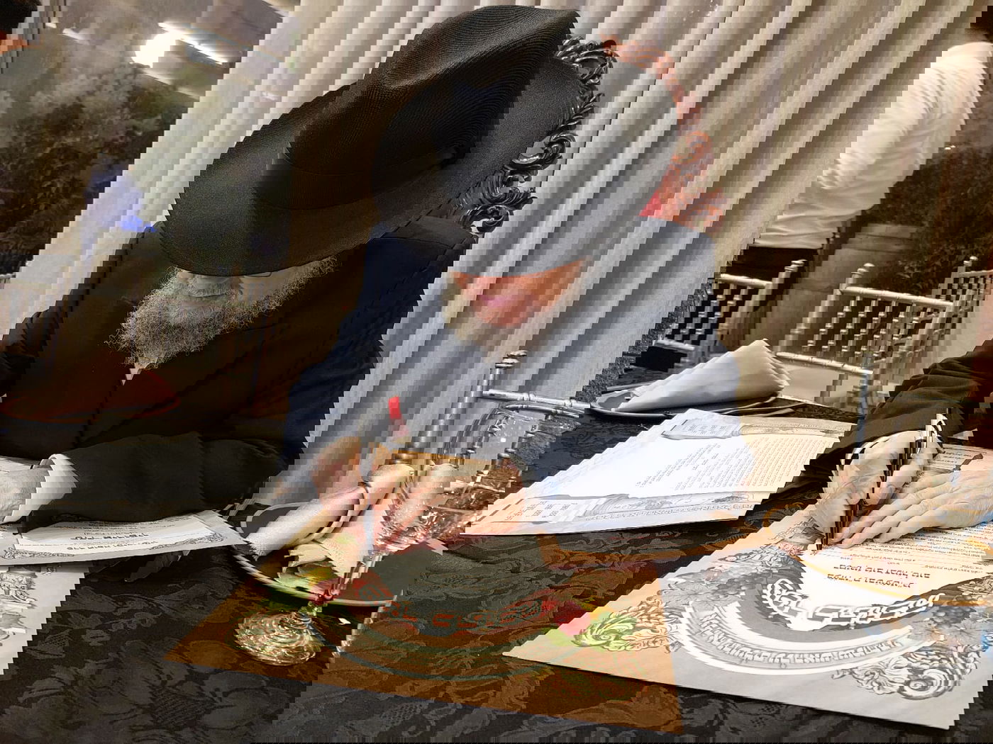 נכדו של הגר"מ מאזוז התחתן, ראש הישיבה כובד בסידור חופה 