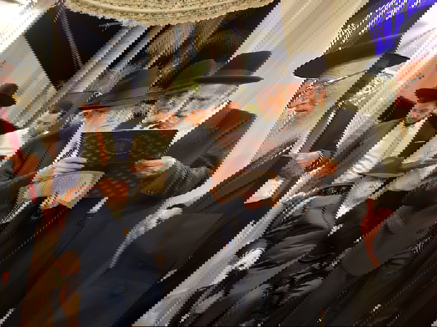 נכדו של הגר"מ מאזוז התחתן, ראש הישיבה כובד בסידור חופה 