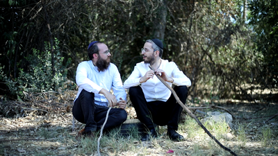 שמחה פרידמן מארח את אחיו יהודה לסינגל חדש: "מים רבים"