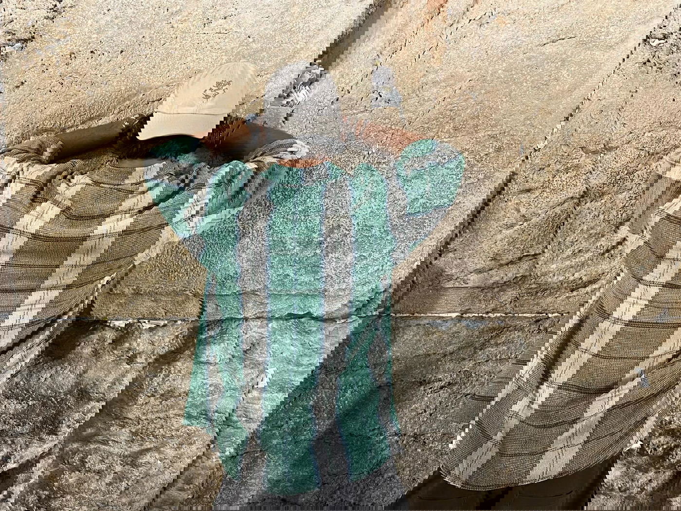 בחצות לילה: השחקן הישראלי השתתף בסליחות בכותל | תיעוד