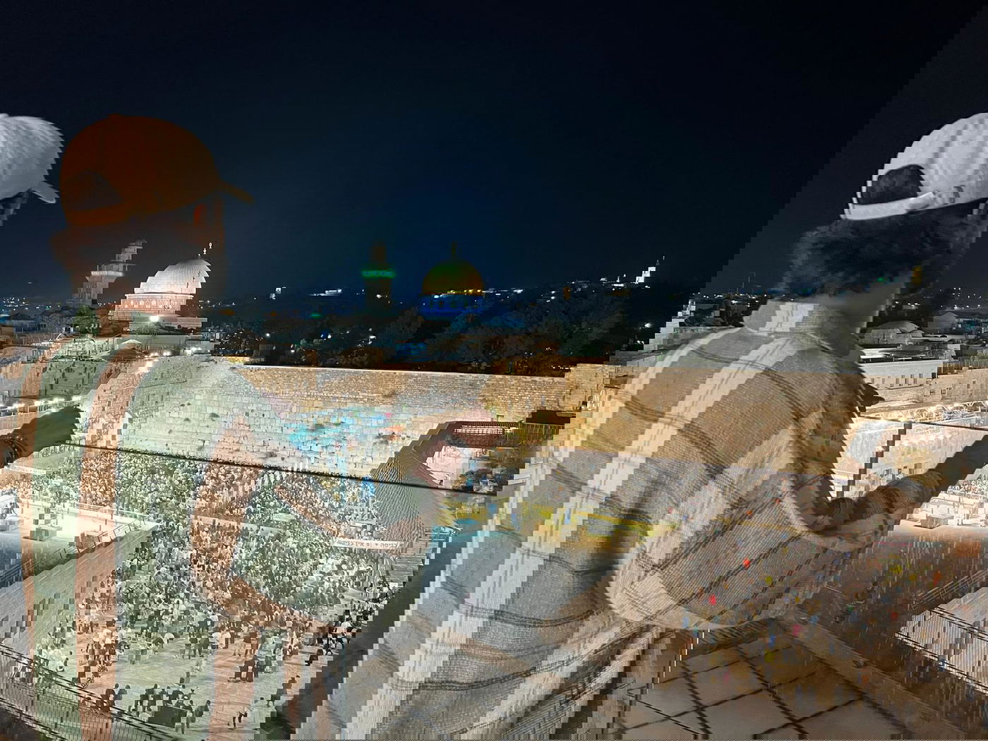 בחצות לילה: השחקן הישראלי השתתף בסליחות בכותל | תיעוד