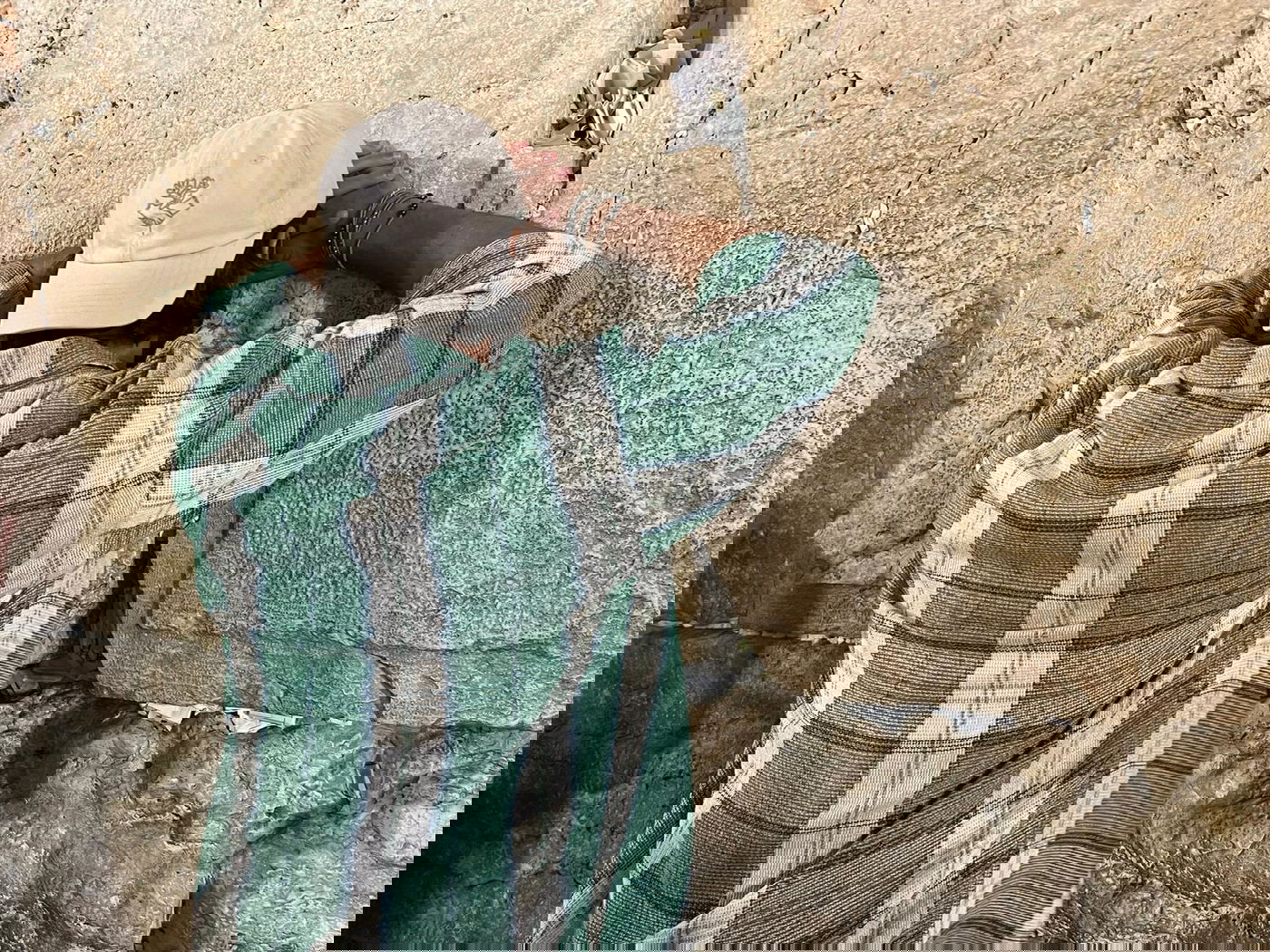 בחצות לילה: השחקן הישראלי השתתף בסליחות בכותל | תיעוד