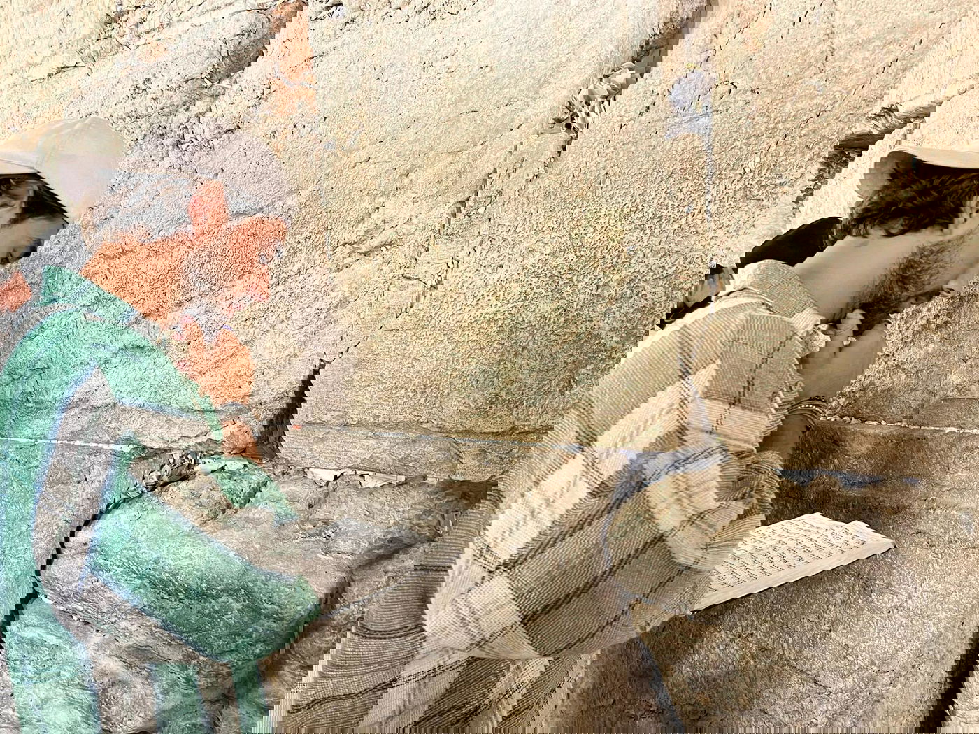 בחצות לילה: השחקן הישראלי השתתף בסליחות בכותל | תיעוד