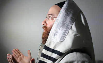 דניאל גוטמן מכניס לאווירת הימים הנוראים במחרוזת "ימי הרחמים"