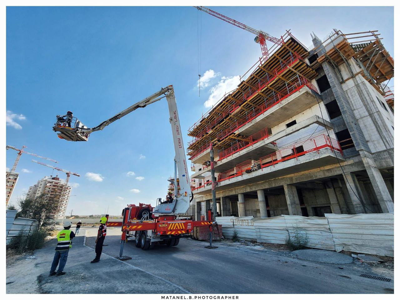 אתר בניה. למצולמים אין קשר לנאמר בידיעה