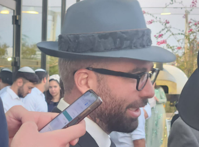 עם מגבעת וחליפה: עומר אדם השתתף בחתונה חרדית סודית