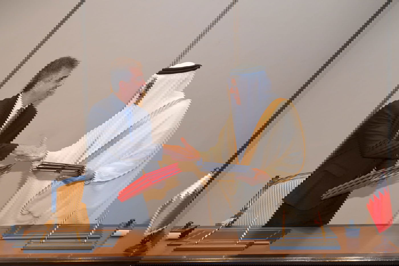 מפגש ראשון מסוגו | כך נראתה קביעת המזוזה עם שר החוץ של בחריין 