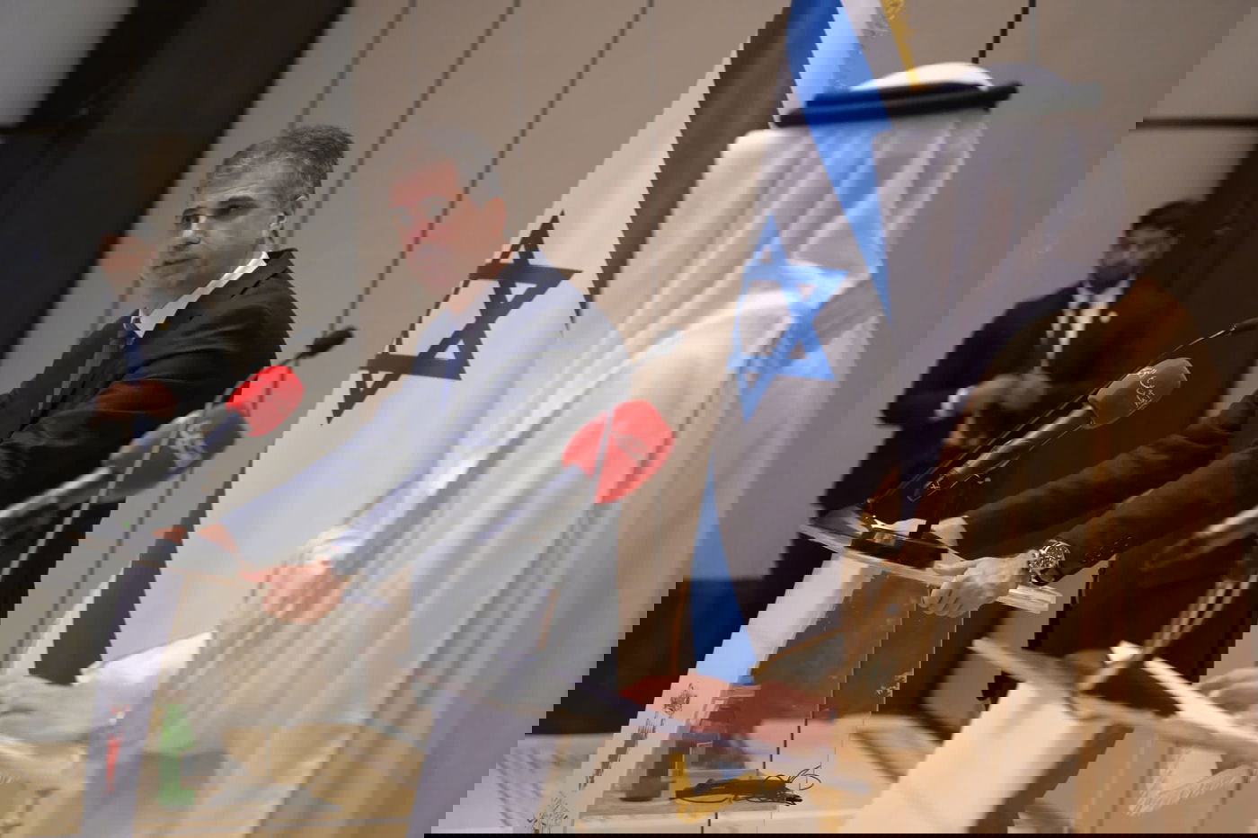 מפגש ראשון מסוגו | כך נראתה קביעת המזוזה עם שר החוץ של בחריין 