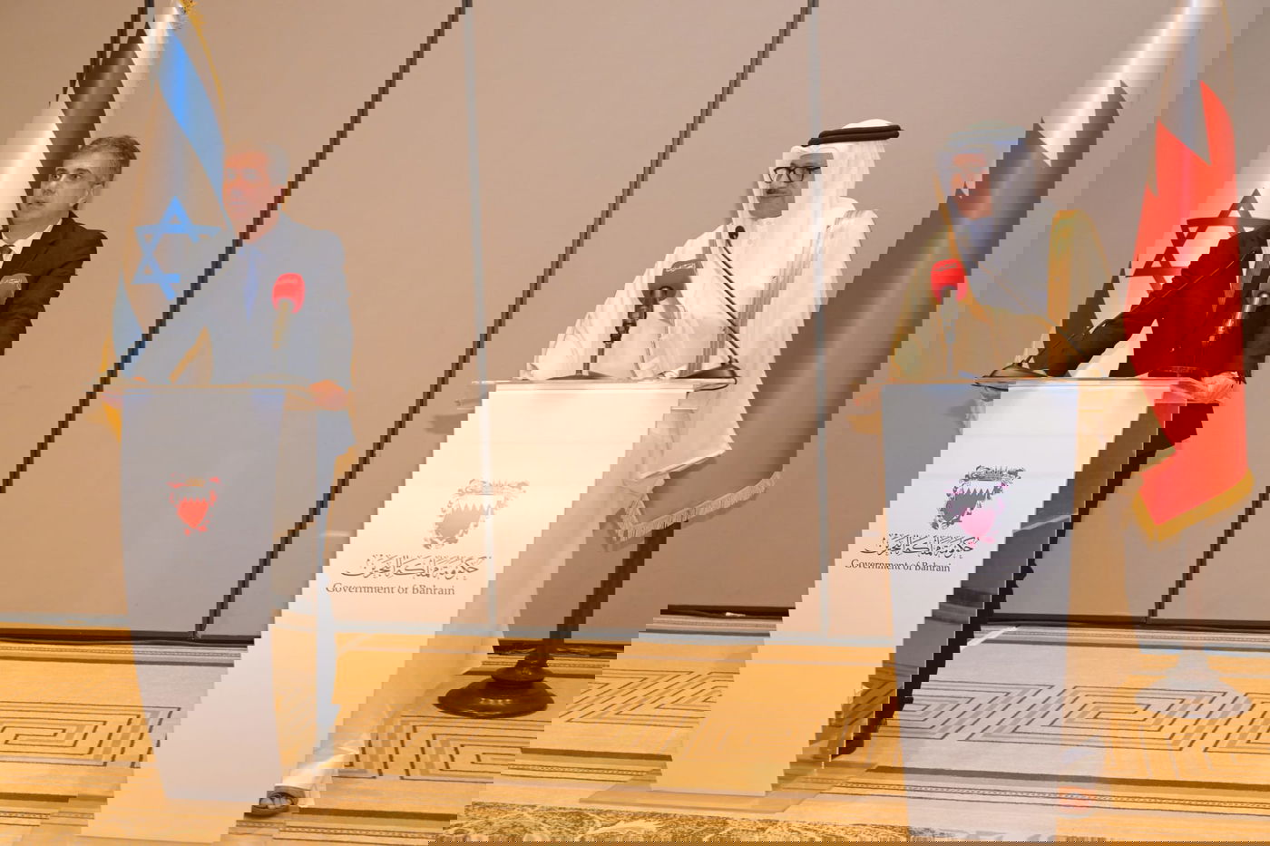 מפגש ראשון מסוגו | כך נראתה קביעת המזוזה עם שר החוץ של בחריין 