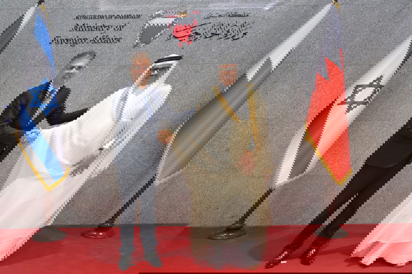 מפגש ראשון מסוגו | כך נראתה קביעת המזוזה עם שר החוץ של בחריין 