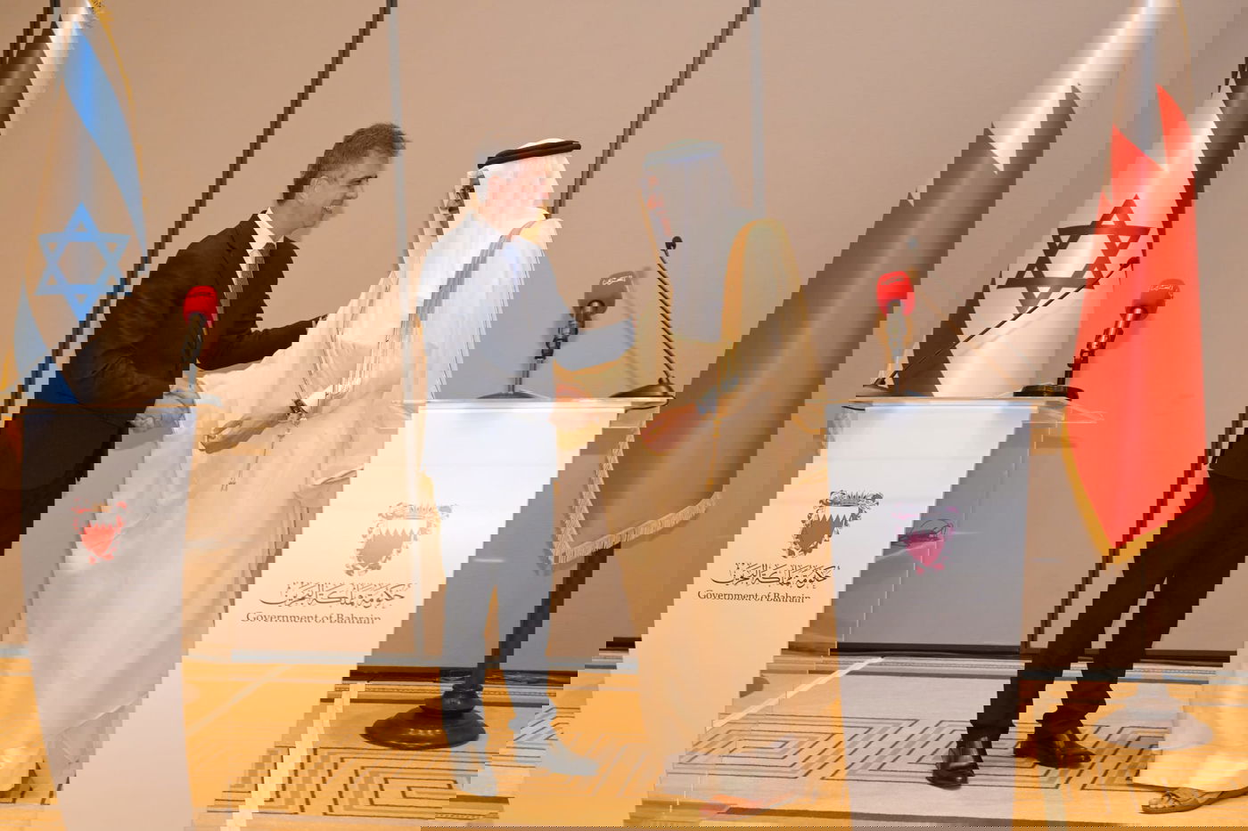 מפגש ראשון מסוגו | כך נראתה קביעת המזוזה עם שר החוץ של בחריין 