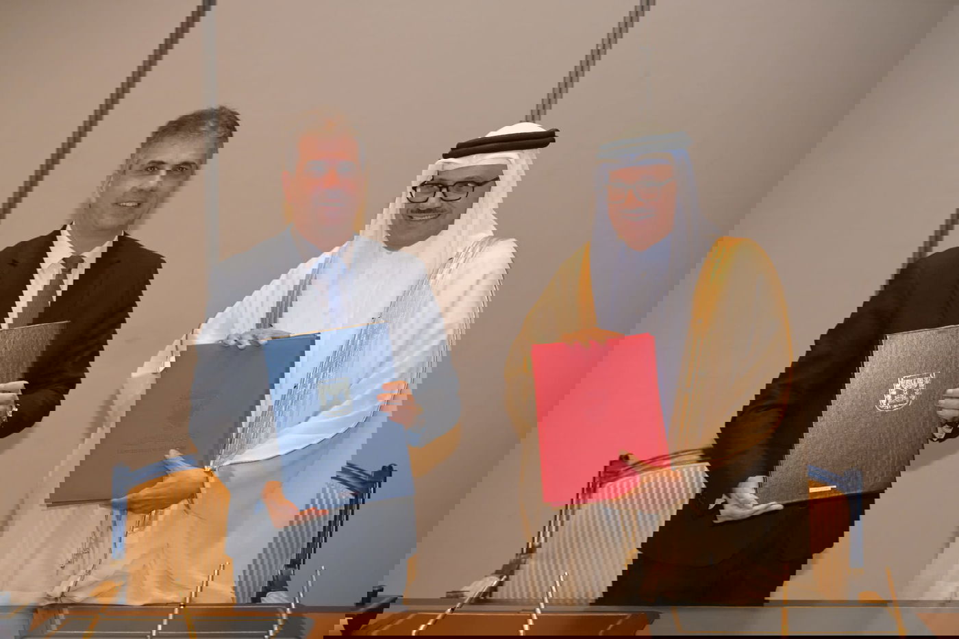 שר החוץ אלי כהן בבחריין בימים טובים יותר 