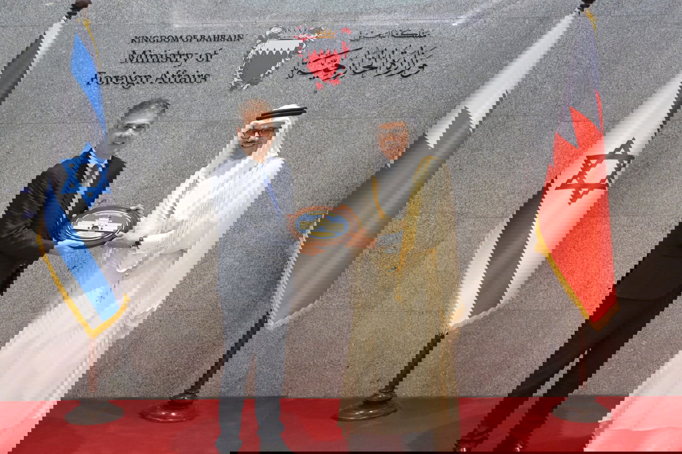 מפגש ראשון מסוגו | כך נראתה קביעת המזוזה עם שר החוץ של בחריין 