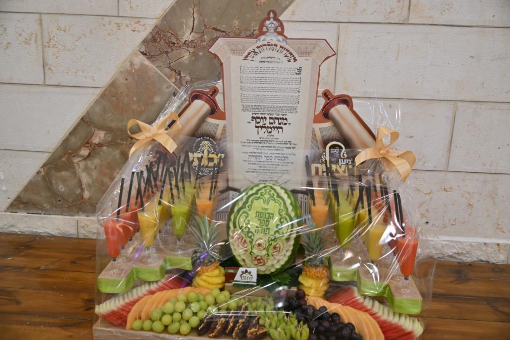 המונים בהכנסת ספר תורה לביהמ"ד "תולדות אהרן" | תיעוד