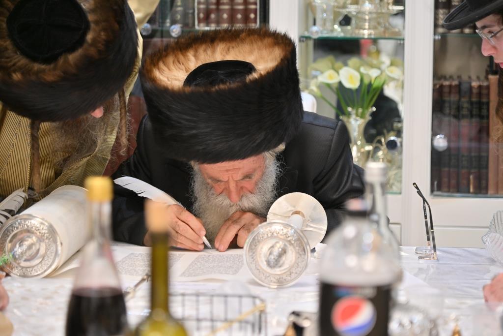 המונים בהכנסת ספר תורה לביהמ"ד "תולדות אהרן" | תיעוד