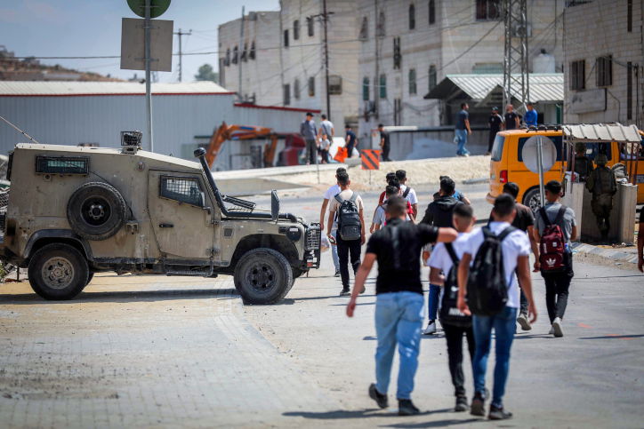 פועלים פלסטינים בדרכם לעבוד בישראל