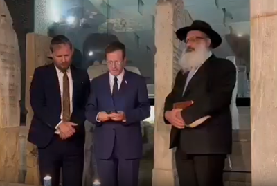 תיעוד: הנשיא בתפילת 'קל מלא רחמים' בציון החתם סופר