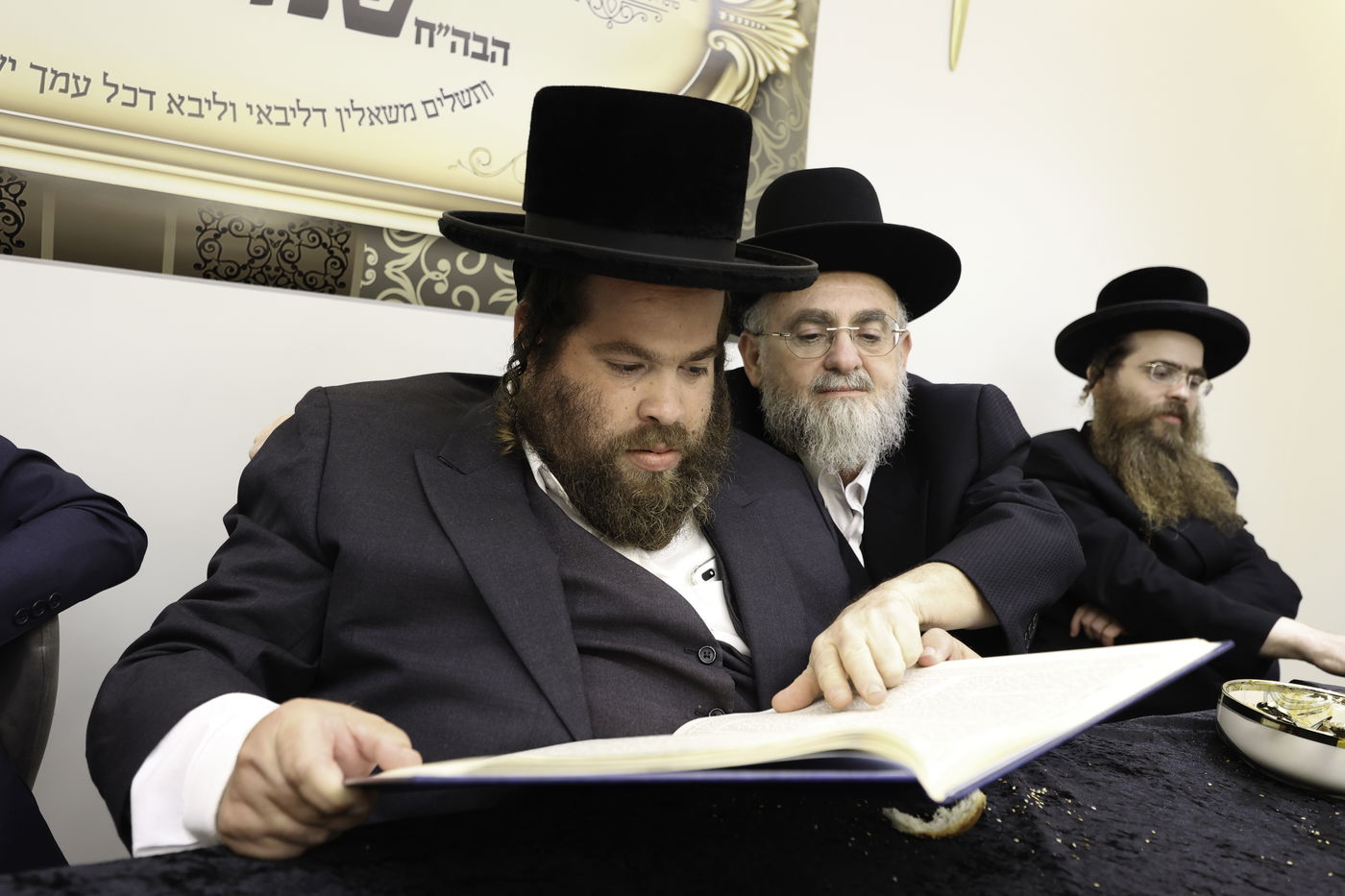 שמוליק כץ חגג סיום מסכת עם אוהדיו ומקורביו | צפו בתיעוד