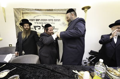 שמוליק כץ חגג סיום מסכת עם אוהדיו ומקורביו | צפו בתיעוד