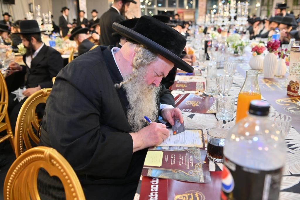 מעמד "געטריי פארן רעבי'ן" בראשות הגרי"מ שכטר | צפו