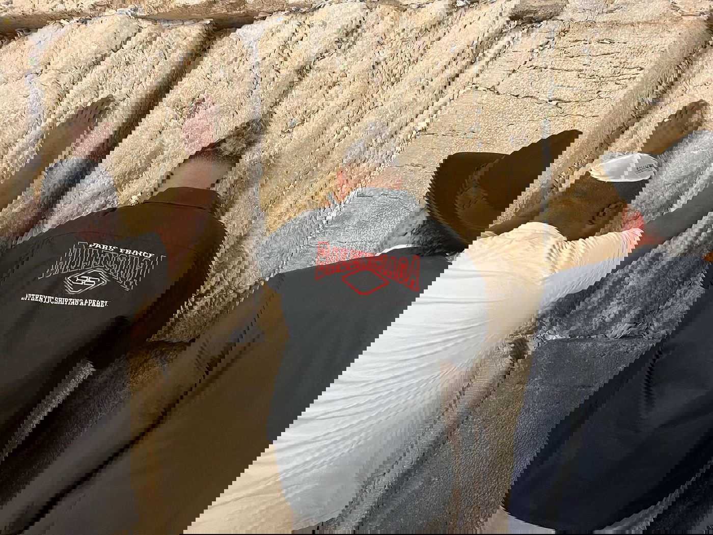 הזמר המפורסם הגיע לבקש סליחה בכותל המערבי | תיעוד