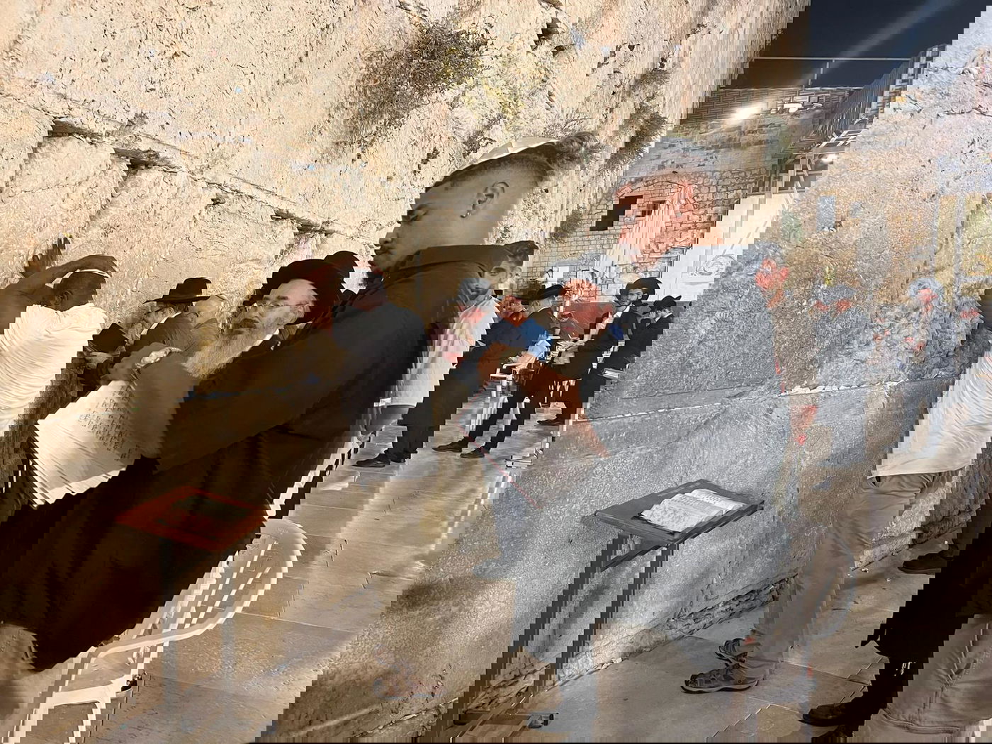 הזמר המפורסם הגיע לבקש סליחה בכותל המערבי | תיעוד