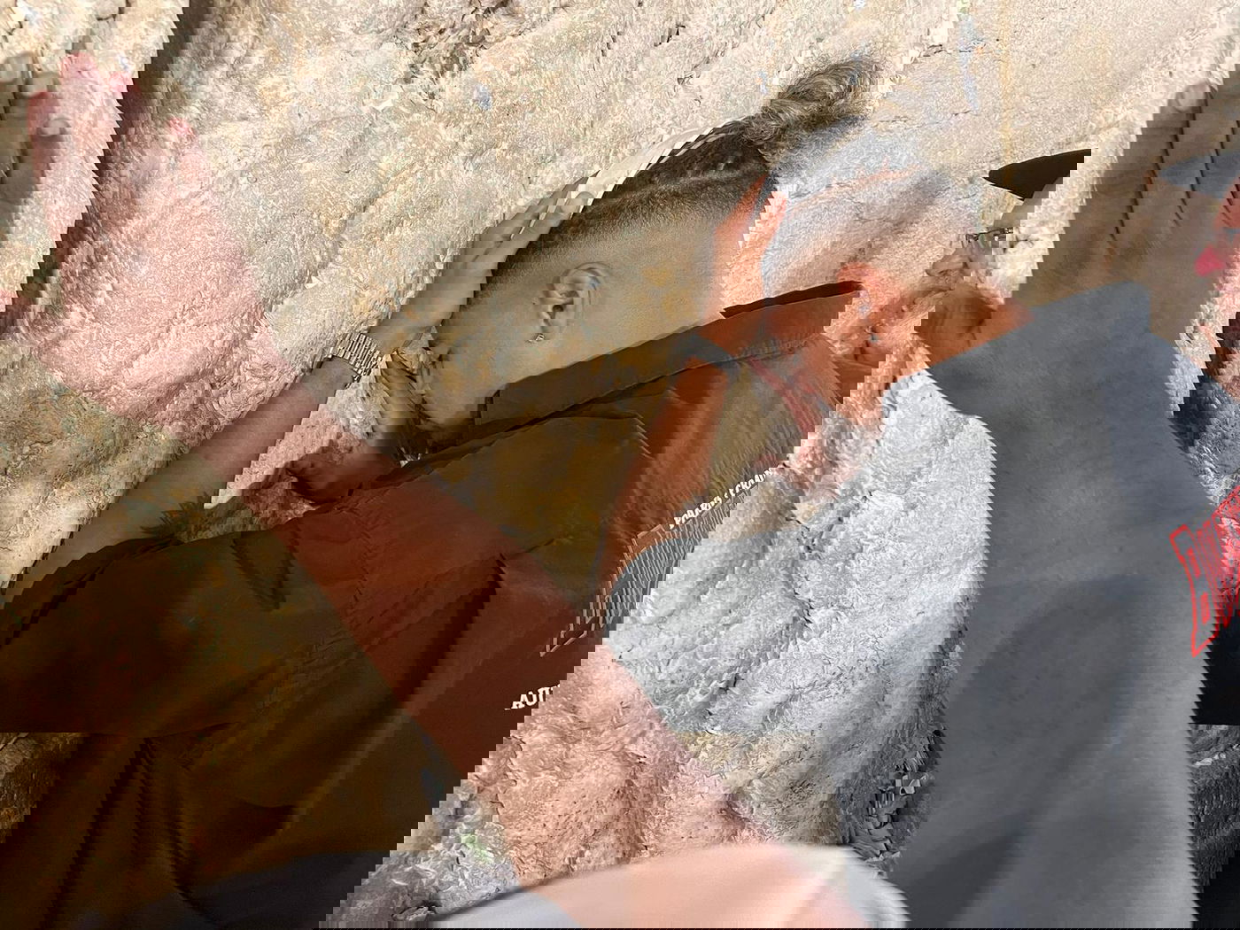 הזמר המפורסם הגיע לבקש סליחה בכותל המערבי | תיעוד