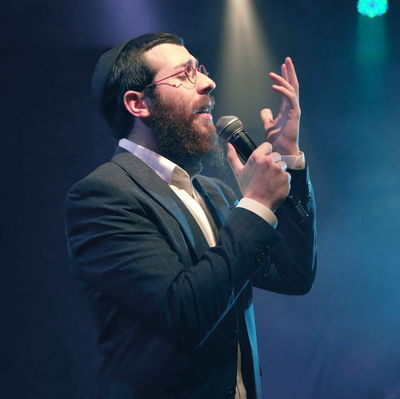 ישראליק בש בביצוע ייחודי לניגון החב"די העתיק: "ומי שחטא"