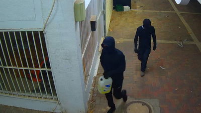 המצלמות חשפו את זהות החשודים שהציתו עסק | צפו